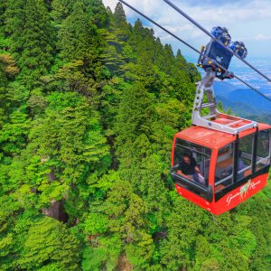 御在所ロープウエイの写真「山々との距離が近いゴンドラ」