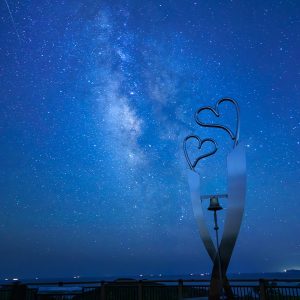 見江島展望台の写真「夏の天の川とハートのオブジェ」