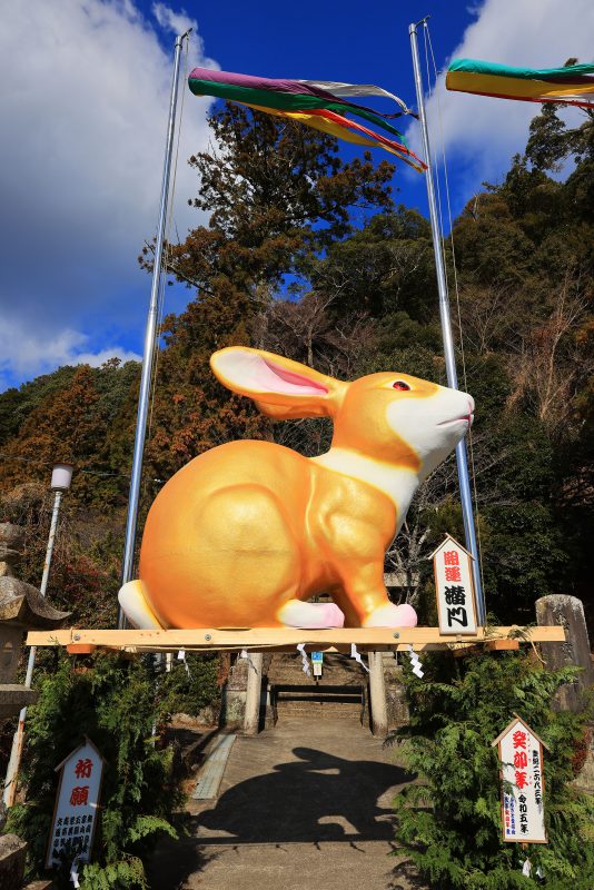辰水神社のジャンボ干支の写真「青空と卯のジャンボ干支」