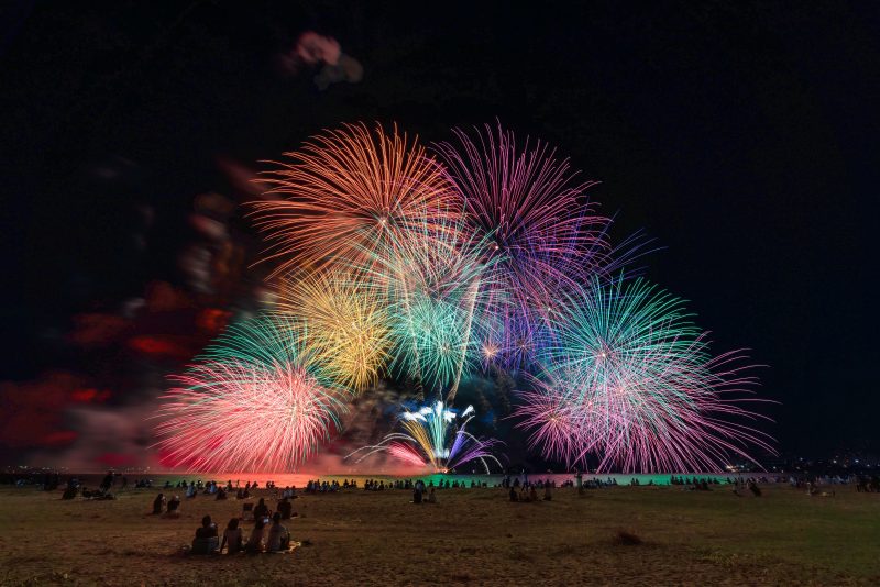 津花火大会の写真「虹色リラクゼーション_横F」