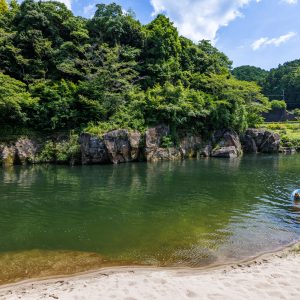 リバーパーク真見の写真「飛び込みできる岩場」