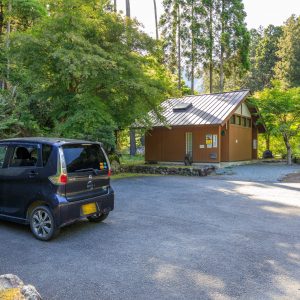 からすき谷公園の写真「無料駐車場と更衣室・トイレ」