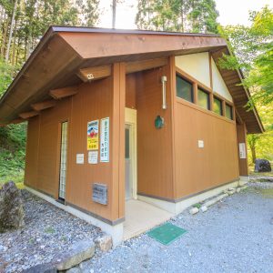 からすき谷公園の写真「駐車場に併設の無料更衣室と公衆トイレ」