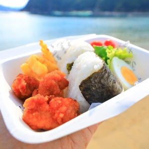 城ノ浜プール＆ビーチの写真「波打ち際でランチ」