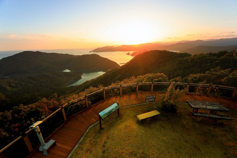 鵜倉園地の写真「見江島展望台と夕焼け」