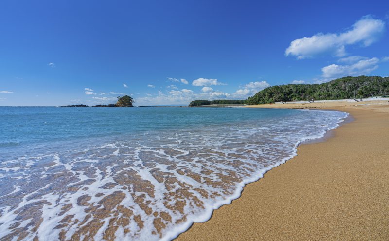 あづり浜の写真「冬の海と波打ち際」