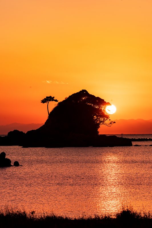 あづり浜の写真「雀島（ゴジラ）の夕焼けパックンチョ」