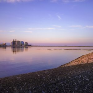 海の上の展望台の写真