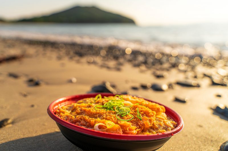 御座白浜海水浴場の写真「ぎゅーとらのカツ丼で優勝」