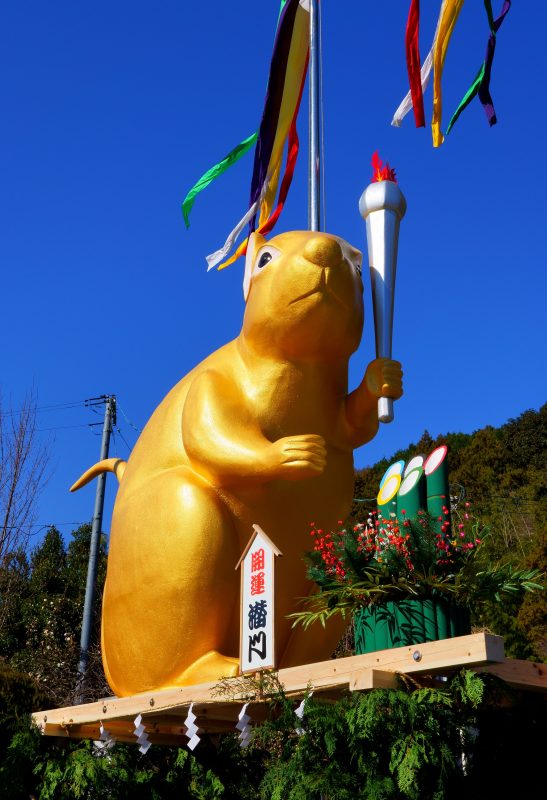 辰水神社のジャンボ干支の写真「聖火トーチを持つジャンボ干支」