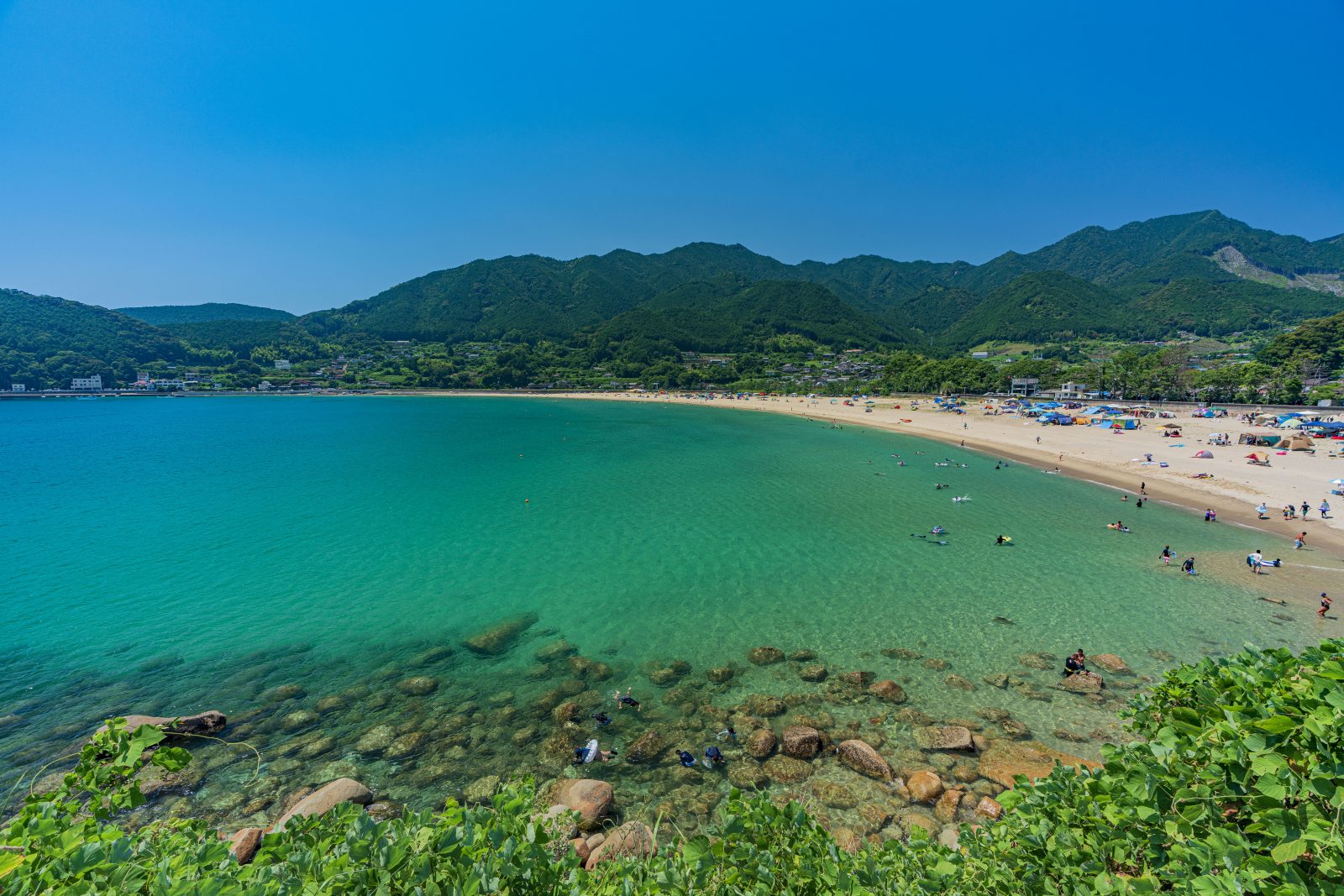 新鹿海水浴場の写真「エメラルドグリーンの新鹿」