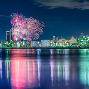 四日市コンビナートの写真「四日市花火大会と工場夜景」