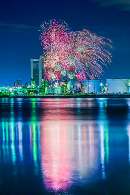 四日市コンビナートの写真「花火と工場夜景」