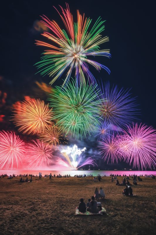 津花火大会の写真「虹色リラクゼーション_N」