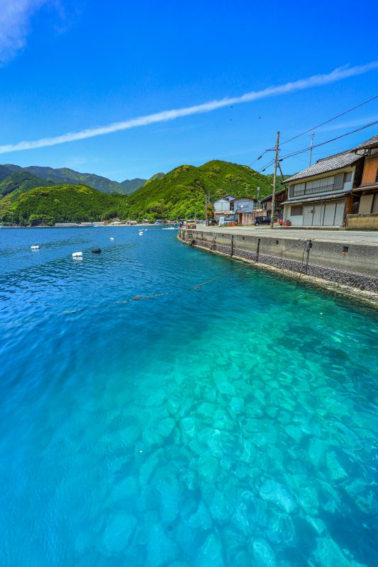 九鬼町の写真「九鬼ブルーの海とレトロな町」
