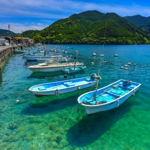 九鬼町の写真「宙に浮くように見える船」
