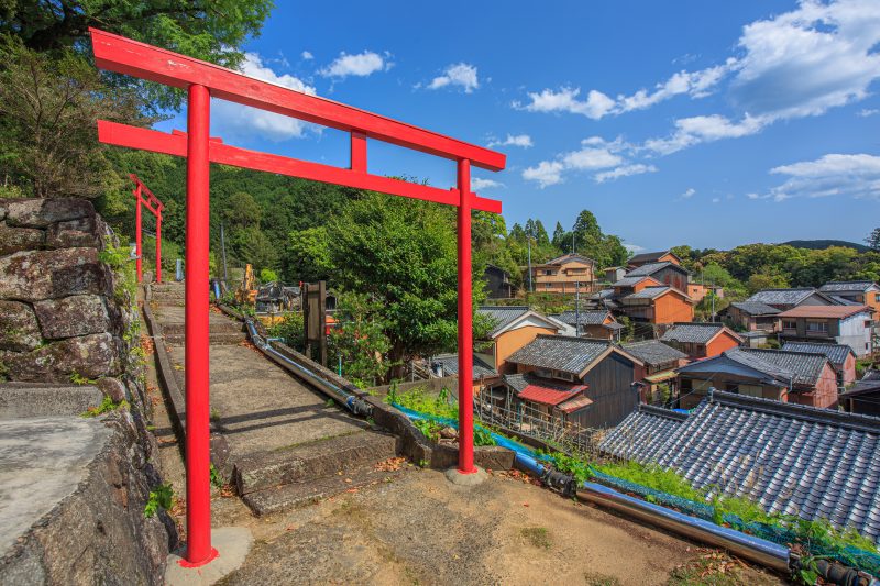 九鬼町の写真「赤い鳥居の立つ町」