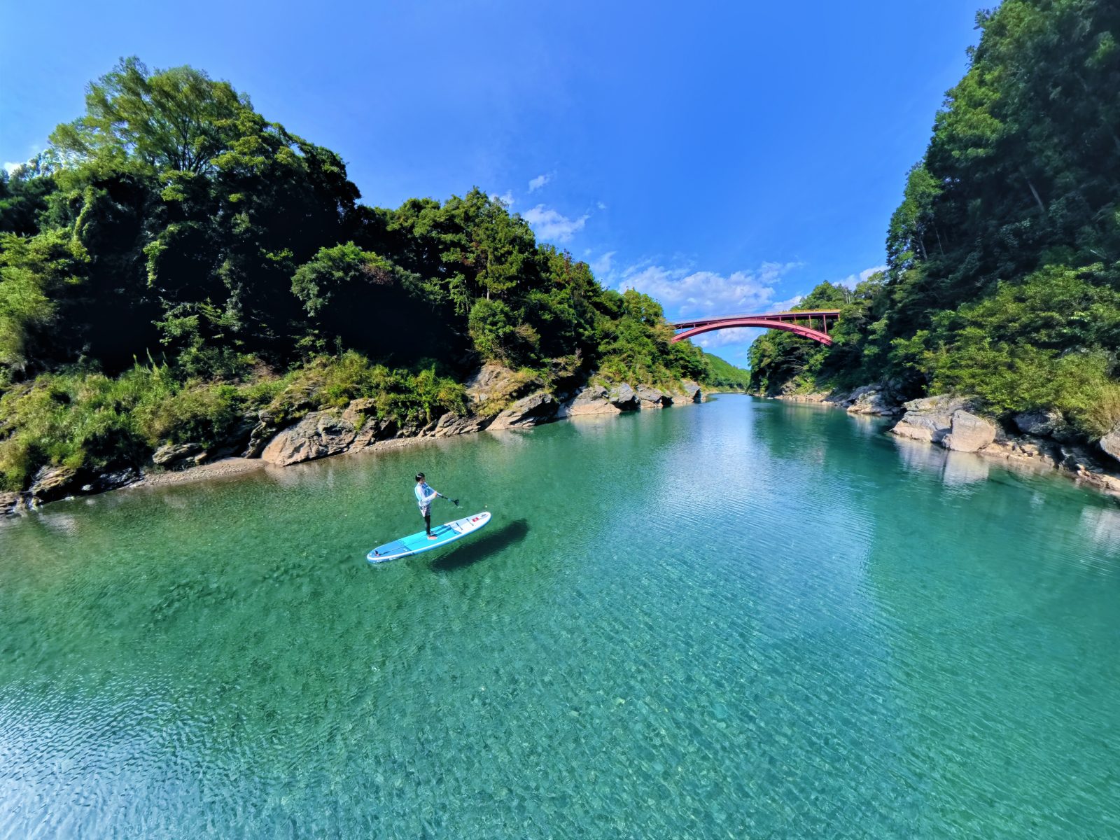 広大な宮川ブルーと荻原橋