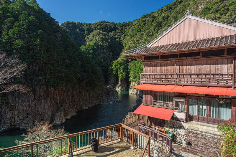 瀞峡（瀞八丁）の写真「瀞ホテルと瀞峡」